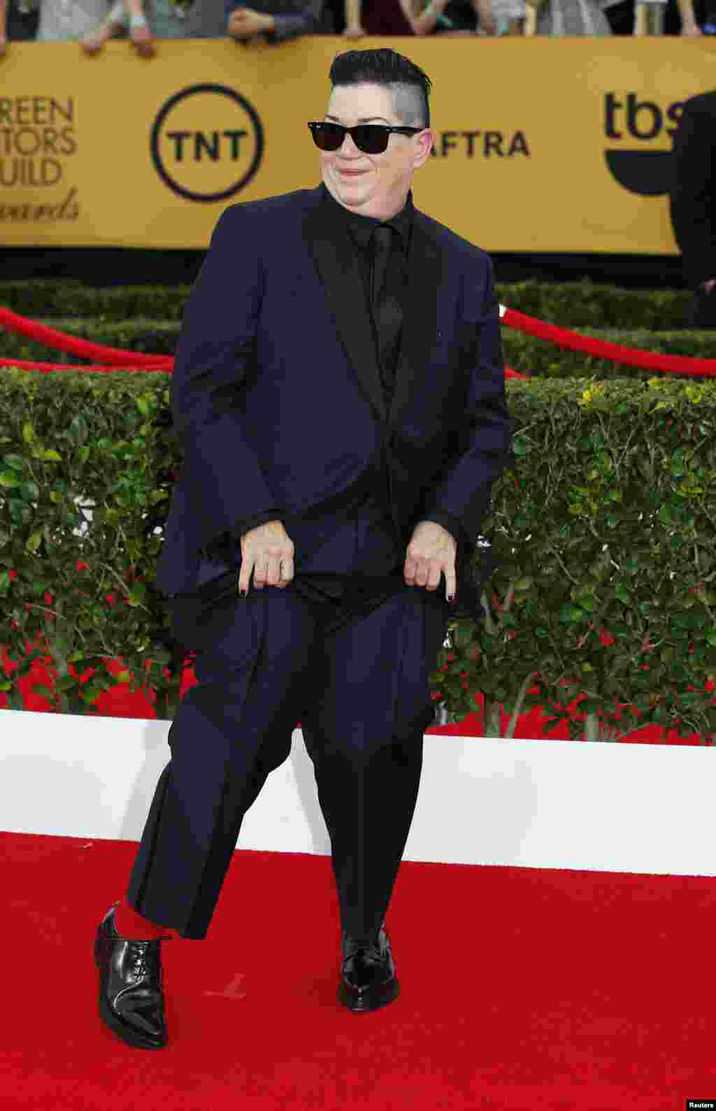 Actriz Lea DeLaria da série &quot;Orange is the New Black&quot; no tapete vermelho da 21&ordf; cerimónia anual do Screen Actors Guild Awards, Los Angeles, Califórnia Jan. 25, 2015.