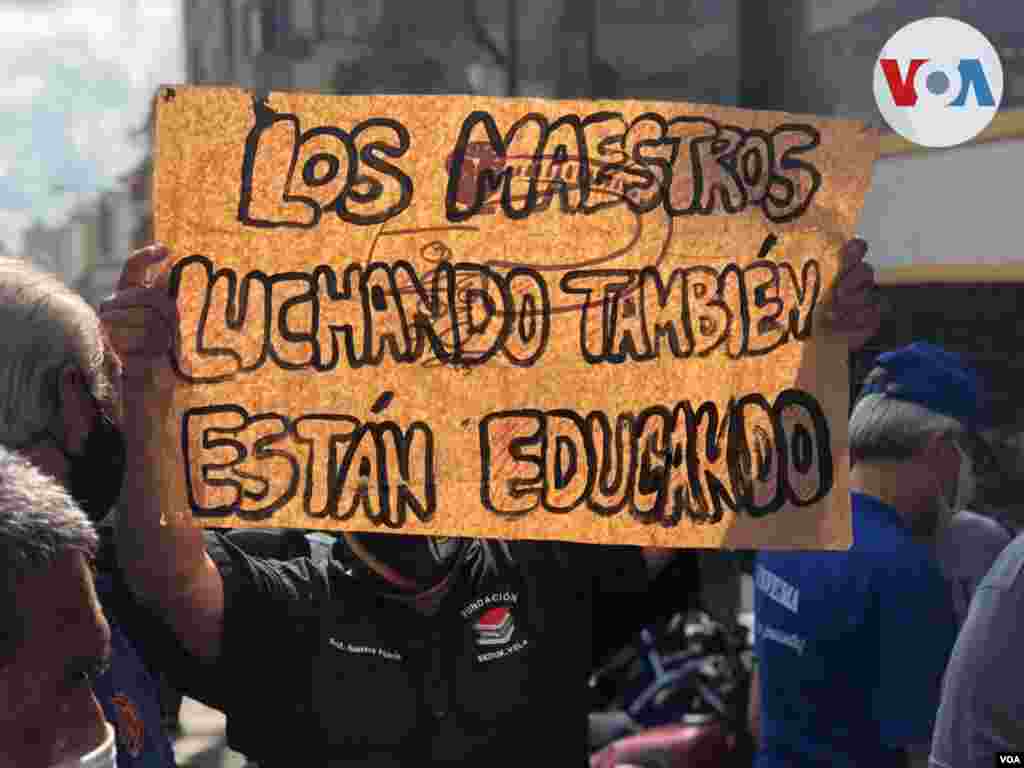 &quot;Somos docentes, no somos delincuentes&quot;, coreaban los profesionales de la educaci&#243;n. 