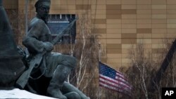 L'ambassade des États-Unis derrière le monument aux travailleurs de la révolution de 1905 à Moscou, en Russie, le 30 décembre 2016.