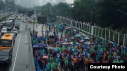 Para Buruh berunjuk rasa di depan Gedung DPR RI, Jakarta dalam rangka menolak RUU Omnibus Law, Senin, 20 Januari 2020. (Foto: Humas PT Transjakarta)