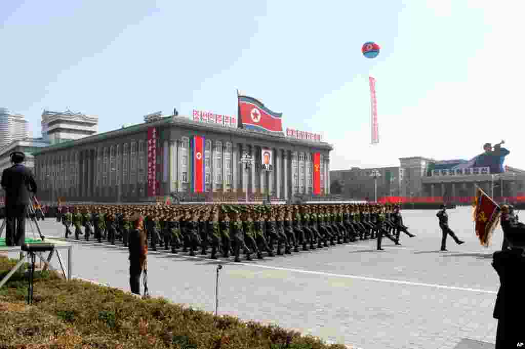 North Korean soldiers goose-step at the military parade in Pyongyang. (Sungwon Baik/VOA)