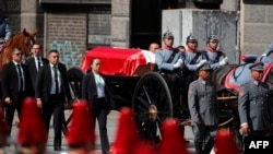 Miembros del Regimiento de Escolta Presidencial transportan el ataúd del fallecido expresidente de Chile, Sebastián Piñera, a la Catedral Metropolitana de Santiago, el 9 de febrero de 2024.