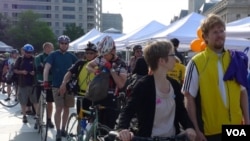 Washington Area Bicyclist Association (WABA) menyelenggarakan acara 'Bike to Work Day' yang diikuti lebih dari 10 ribu orang.