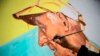 Muralista peruano inmortaliza gratis a humildes víctimas del coronavirus