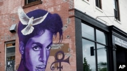 Un graffiti en l’honneur de Prince tagué sur un immeuble à Minneapolis, 28 aout 2016