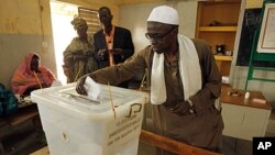 Wani mutum yake kada kuri'a a zaben shugaban kasa da aka lahadi a Senegal.