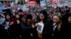 Familiares de los detenidos en las protestas de la semana anterior frente al Congreso reunidos con manifestantes en la Plaza de Mayo para pedir su liberación, en Buenos Aires, Argentina, el 18 de junio de 2024.