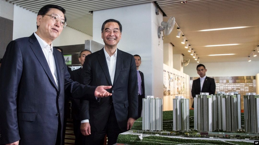Zhang Dejiang (kiri), ketua Somite Tetap Kongres Rakyat Nasional China dan Pemimpin Eksekutif Hong Kong Leung Chun-ying (kanan) di Hong Kong (19/5).