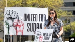 Picha hii ya Amnesty International yaonyesha mbunge wa California Sara Jacobs akizungumza katika kampeni ya mshikamano na Sudan, Washington Aprili 15, 2024.