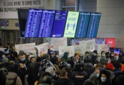 Activistas sostienen carteles en una terminal antes de la llegada prevista del líder de la oposición rusa Alexei Navalny en un vuelo desde la capital alemana, Berlín, al Aeropuerto Internacional de Vnukovo en Moscú, Rusia, el 17 de enero de 2021.