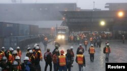 Para pekerja Freeport berkumpul di sekutar gerbang pengamanan di wilayah tambang Grasberg, di Tembagapura, Papua, Indonesia, 14 Agustus 2013. (Foto:Dok)