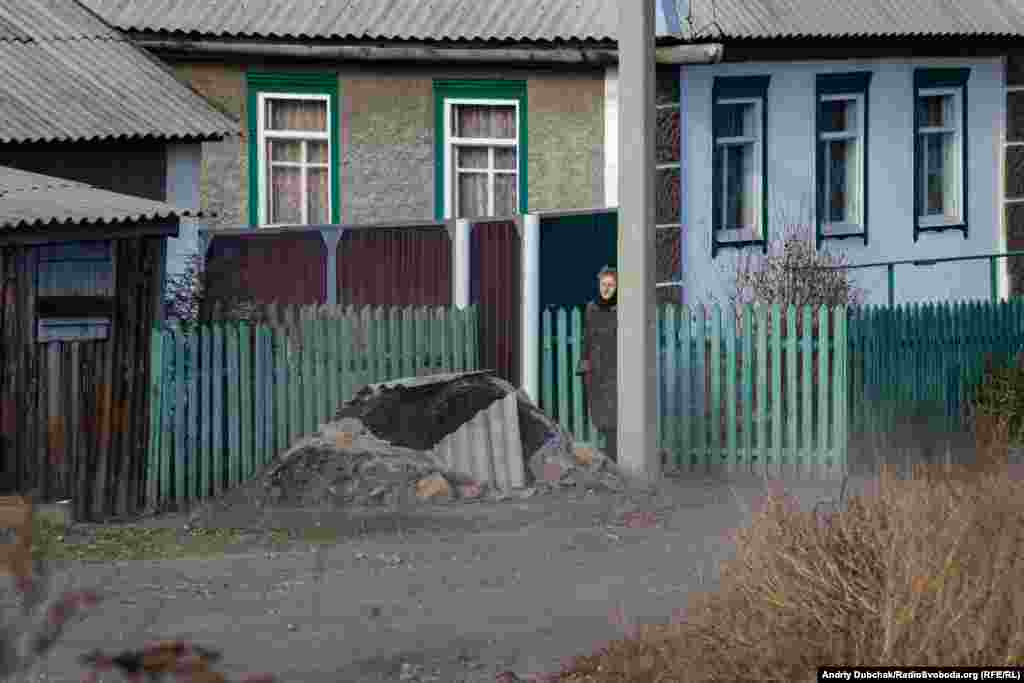 Місцеві з пресою не дуже хотіли розмовляти і намагалися триматися далі від камер. Хтось із них був за, хтось проти розведення, але ось воно відбулося, і тепер усі чекають, що ж воно буде далі і яким буде життя у знову &laquo;напівсірій зоні&raquo;. Село раніше вже було у &laquo;сірій зоні&raquo;. У січні 2018-го українська армія повернула його під свій контроль.