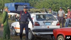 Police and soldiers stand at the location where an Aero Caribbean flight crashed in Guasimal, 400 km (249 miles) from Havana, Nov 5, 2010 (file photo)