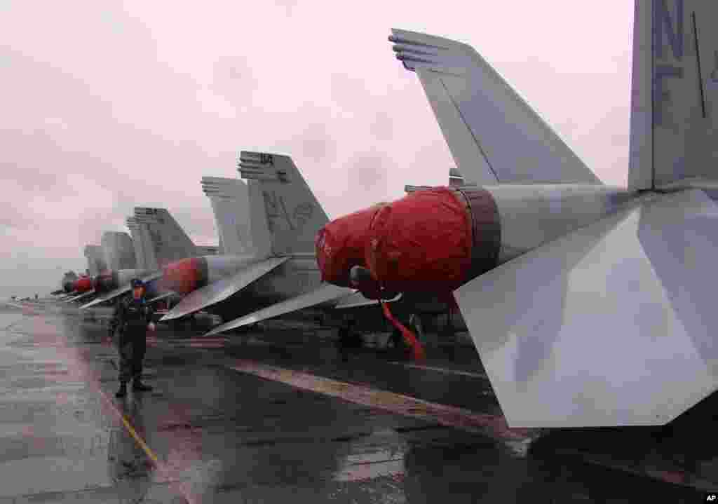 飞行甲板上排列整齐的FA-18战机