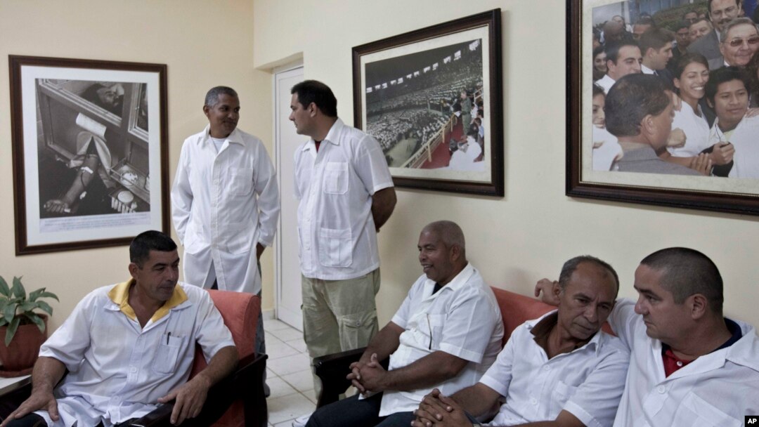 Para dokter yang akan diberangkatkan ke Liberia dan Guinea menunggu dimulainya konferensi pers di Havana, Kuba (Foto: dok). Hampir 300 ahli dari 34 negara hadir dalam Konferensi Ebola di Havana, Kuba.