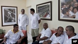 Para dokter yang akan diberangkatkan ke Liberia dan Guinea menunggu dimulainya konferensi pers di Havana, Kuba (Foto: dok). Hampir 300 ahli dari 34 negara hadir dalam Konferensi Ebola di Havana, Kuba.