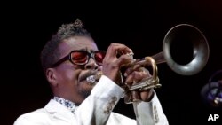 El trompetista de jazz estadounidense Roy Hargrove durante una actuación en el Festival de Jazz Cinco Continentes en Marsella, Francia, el jueves 26 de julio de 2018. Foto: AP/Claude Paris.