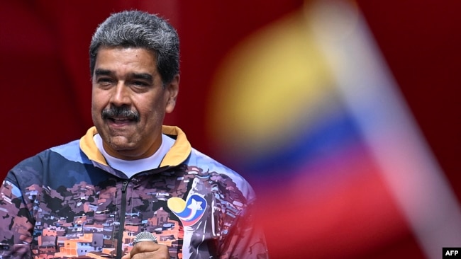 El presidente y candidato a la reelección Nicolás Maduro sonríe durante un acto de campaña en Caracas, el 18 de julio de 2024.