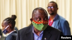 Perezida w'Afurika y'epfo Cyril Ramaphosa ubwo yasuraga ahavurirwa abarwayi ba COVID-19 ku kigo NASREC Expo Centre i Johannesburg, mu kwezi kwa kane taliki 24, 2020.