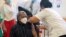 Le ministre sud-africain de la Santé, Zweli Mkhize, reçoit le vaccin contre la maladie à coronavirus Johnson et Johnson à l'hôpital de Khayelitsha près du Cap, en Afrique du Sud, le 17 février 2021.