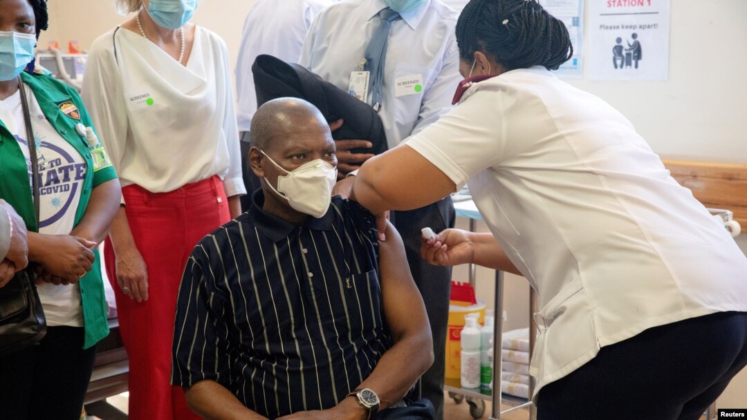 Umushikiranganji w'amagara y'abantu wa Afrika y'Epfo, Zweli Mkhize ahabwa urucanco rwa Johnson and Johnson