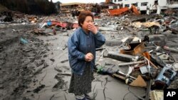 폐허에서 탄식을 하는 일본 여인