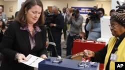 La congresista demócrata Diana DeGette deposita su voto temprano en un colegio electoral en Colorado.