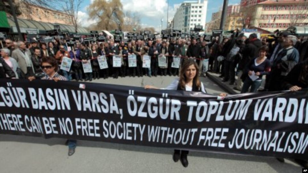 Hundreds of journalists protest the detention of journalists in Ankara, Turkey. (File Photo - March 19, 2011)