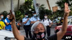 Aktivis pro-demokrasi Alexandra Wong, juga dikenal sebagai Nenek Wong, berunjuk rasa di luar pengadilan West Kowloon, Hong Kong, 10 September 2021. (ISAAC LAWRENCE / AFP)