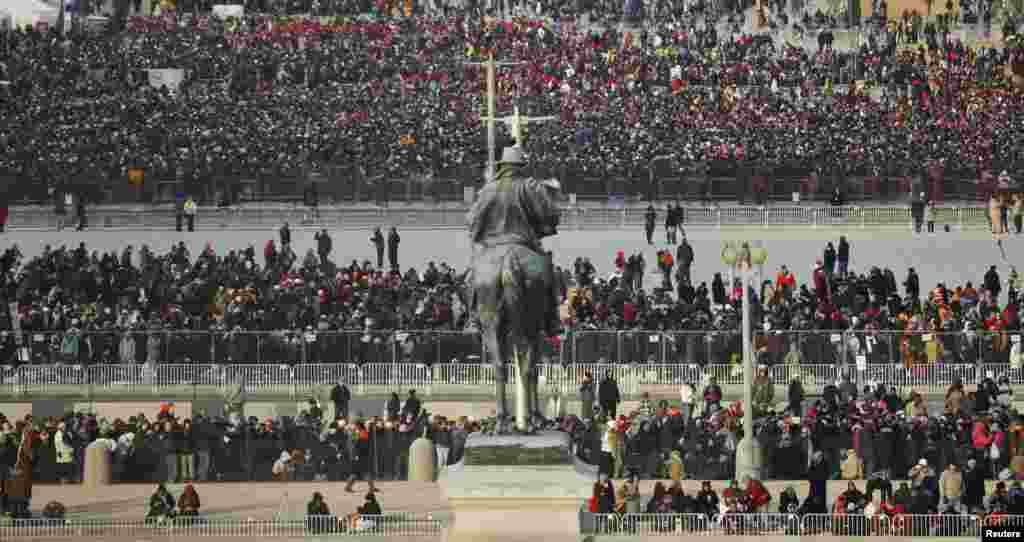 21일 오전 미국 바락 오바마 대통령 2기 취임식을 지켜보기 위해 내셔널 몰에 모여드는 축하 인파.