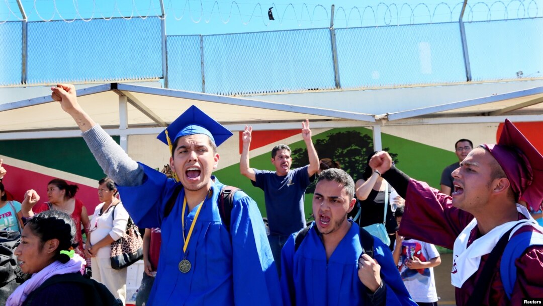 El primer grupo de soñadores que se entregó a las autoridades de inmigración en la frontera entre San Diego y México estaba integrado por 40 jóvenes.