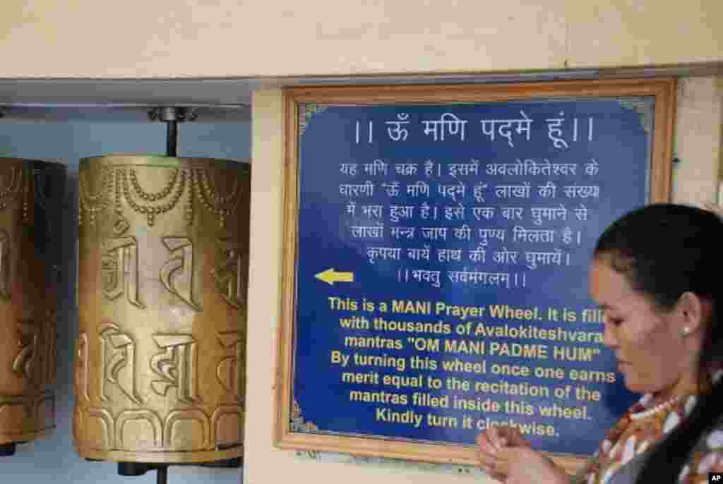 印有藏文與英文的轉經輪解說