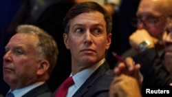 Зять президента США Джаред Кушнір та спеціальний посланець президента США Стів Віткофф. Фото: REUTERS/Bing Guan