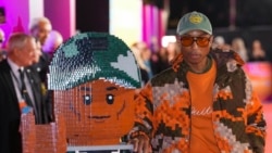 Pharrell William dengan figur lego dirinya, di pemutaran film 'Piece by Piece' di London (Scott A Garfitt/Invision/AP)