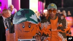 Pharrell William dengan figur lego dirinya, di pemutaran film 'Piece by Piece' di London (Scott A Garfitt/Invision/AP)