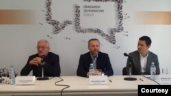 Rade Veljanovski (GDF), Miodrag Milosavljević (Fond za otvoreno društvo) i Aleksandar Olenik (GDF) na tribini Građanskog demokratskog foruma posvećenoj uzbunjivačima.