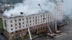 Пожежники працюють біля житлового будинку, який постраждав від російського ракетного удару у Дніпрі, 19 квітня 2024 року. Фото: Пресслужба ГУ ДСНС України у Дніпропетровській області/REUTERS