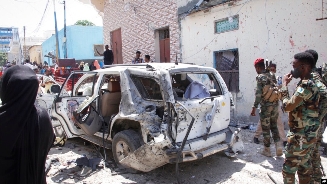 Pasukan keamanan mengamati lokasi ledakan bom bunuh diri yang melukai juru bicara pemerintah Somalia Mohamed Ibrahim Moalimuu di Mogadishu, Somalia, 16 Januari 2022. (Foto: AP)