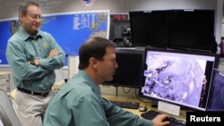 Des météorologistes traquent l’avancée d’Irma au Centre national des ouragans à Miami, Floride, 4 octobre 2013.