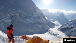 Climbing Mount Everest 