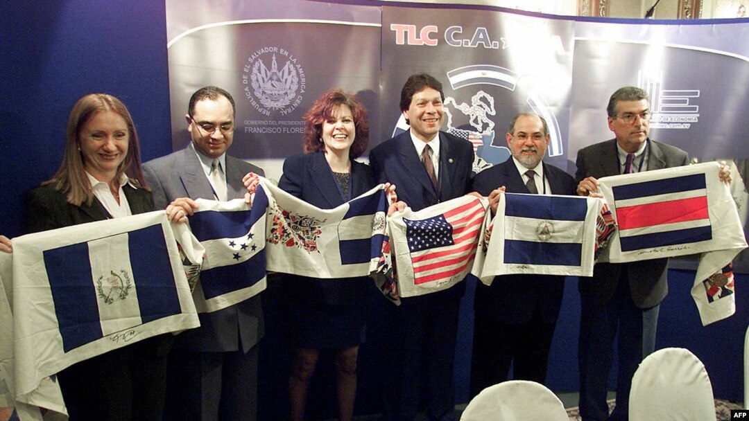 En la foto de archivo, los negociadores del Tratado de Libre Comercio de Centroamérica y Estados Unidos muestran banderas de sus respectivos países, el 4 de Abril de 2003.