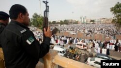 Un policier monte la garde pendant l'Eid al-Fitr marquant la fin du Ramadan pour les musulmans, à Karachi, au Pakistan, le 29 juillet 2014.