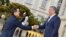 El presidente de Colombia, Iván Duque, (der) solo reconoce a Juan Guaidó (izq) como jefe de estado de Venezuela.