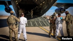 El primer avión militar estadounidense que transporta a inmigrantes detenidos a la Bahía de Guantánamo es abordado desde un lugar no especificado en Estados Unidos el 4 de febrero de 2025