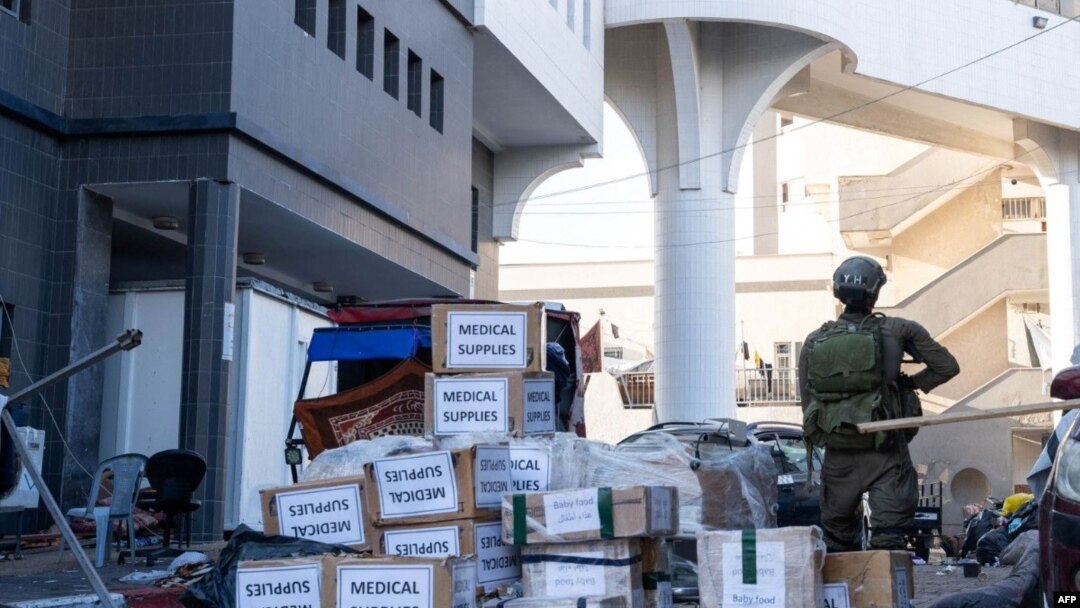 ისრაელის არმიის ჯარისკაცი ღაზის სექტორის ალ-შიფას საავადმყოფოში. 15 ნოემბერი, 2023 წ.
