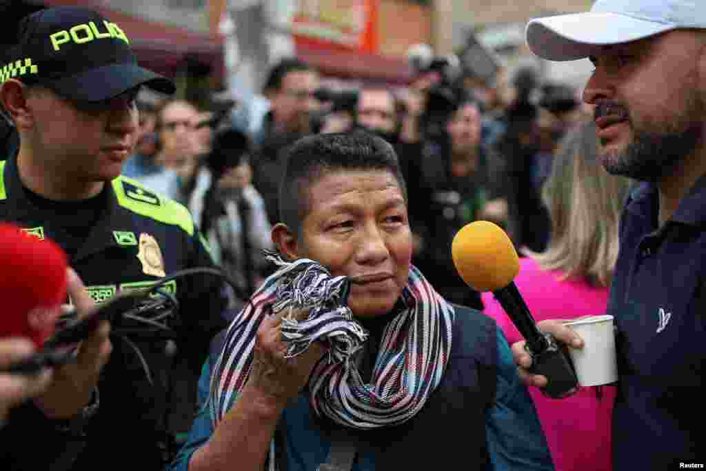 Fidencio Valencia, el abuelo de los niños sobrevivientes de un avión Cessna 206 que se estrelló en la espesa selva, habla con los medios de comunicación cerca del hospital militar donde están hospitalizados, en Bogotá, Colombia.