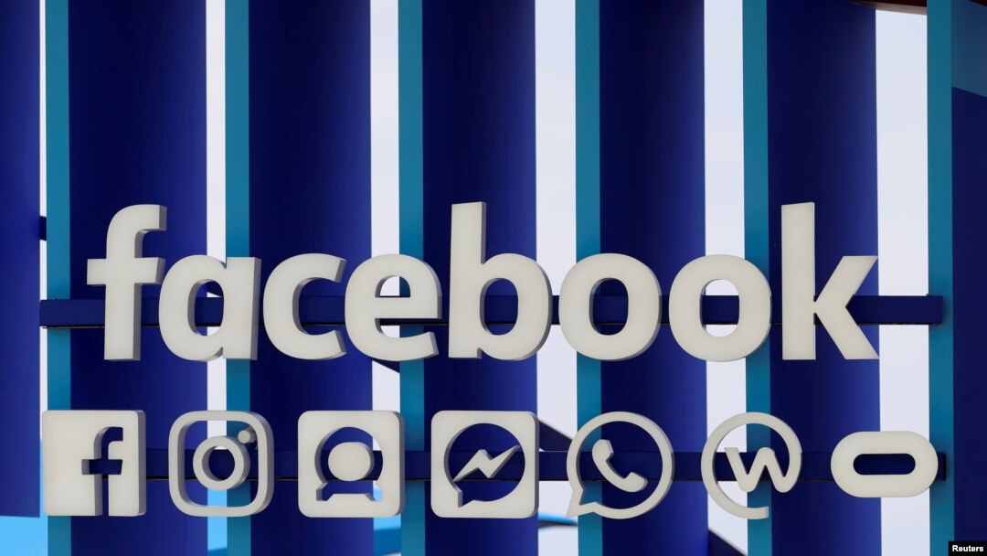 Papan Facebook terpampang di sebuah festival di Cannes, Perancis, 20 Juni 2018.