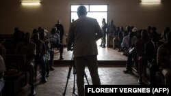 Un journaliste filme à la Cour constitutionnelle de Bangui le 18 janvier 2021, lors de l'annonce des résultats des élections présidentielles du 27 décembre 2020.