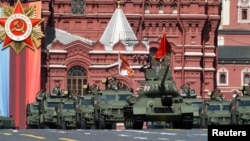 Kendaraan militer Rusia ikut serta pada parade Hari Kemenangan, menandai 78 tahun kemenangan atas Nazi Jerman dalam Perang Dunia Kedua, di Lapangan Merah, Moskow, Rusia 9 Mei 2023.