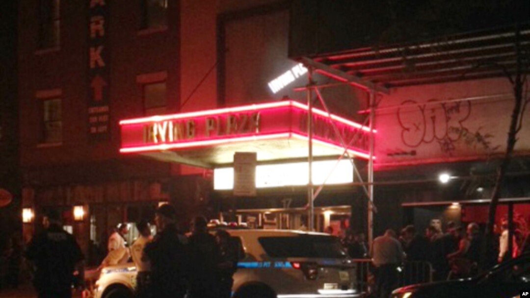 Hiện trường bên ngoài khu thương mại Irving, gần khu xóm tại Quảng trường Union ở New York sau vụ nổ súng, 25/5/2016.